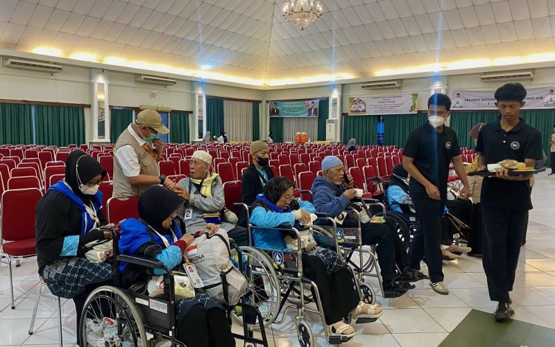 Jamaah haji lanjut usia mendapatkan pendampingan saat tiba di Batam.