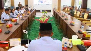 Rapat dengar pendapat DPRD Batam membahas akses listrik dan air bersih warga Sei Lekop.