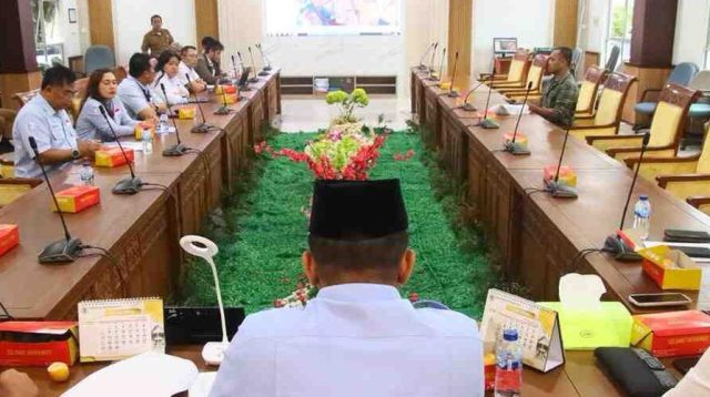 Rapat dengar pendapat DPRD Batam membahas akses listrik dan air bersih warga Sei Lekop.