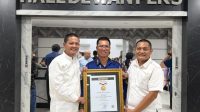 Bupati Kepulauan Anambas Aneng menerima penghargaan Tokoh Inspiratif SMSI 2026 di Jakarta.