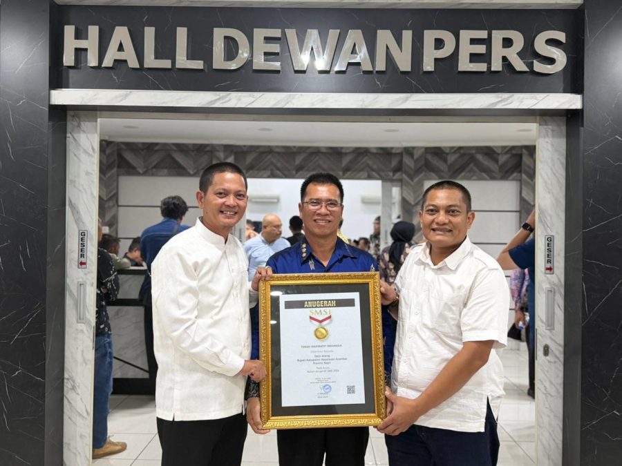 Bupati Kepulauan Anambas Aneng menerima penghargaan Tokoh Inspiratif SMSI 2026 di Jakarta.