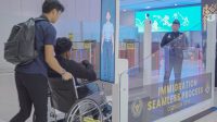 Petugas Imigrasi melayani kedatangan jamaah haji melalui koridor khusus berbasis biometrik.