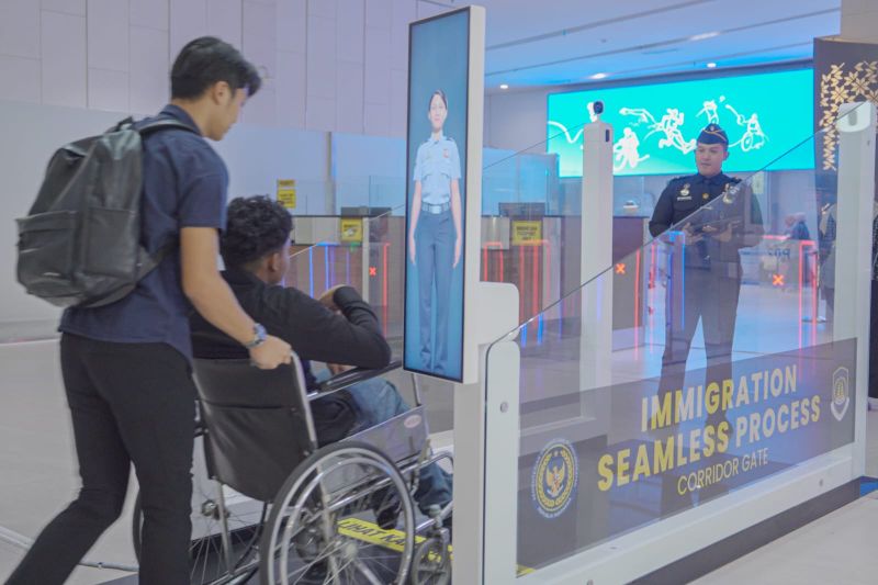 Petugas Imigrasi melayani kedatangan jamaah haji melalui koridor khusus berbasis biometrik.