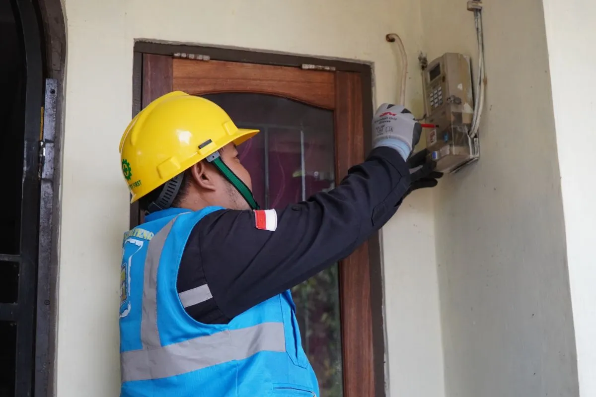 Teknisi memeriksa instalasi listrik rumah yang sedang dibangun.