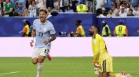Maximiliano Araujo merayakan gol penyama kedudukan Uruguay saat menghadapi Arab Saudi di Piala Dunia 2026.