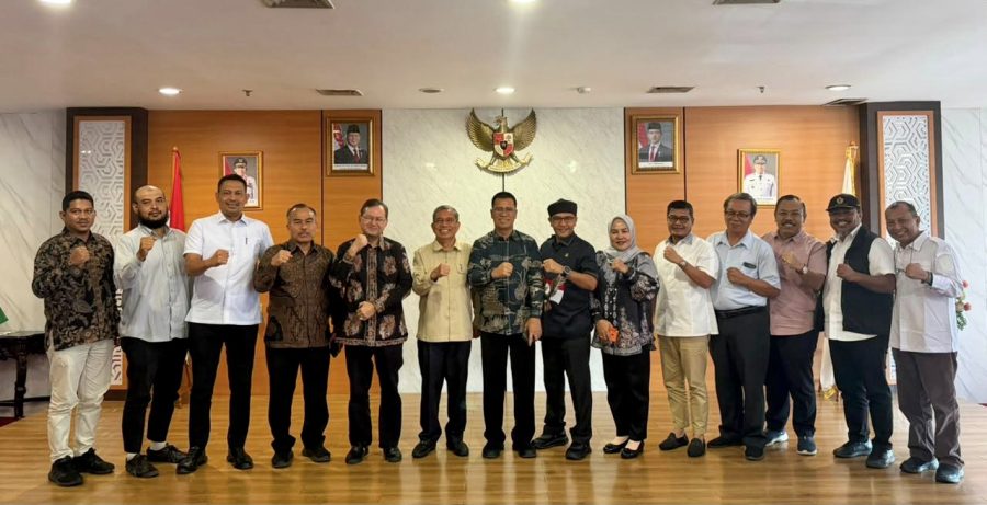 Bupati Anambas Aneng mengikuti rapat sinkronisasi RTRW Provinsi Kepri di Batam.