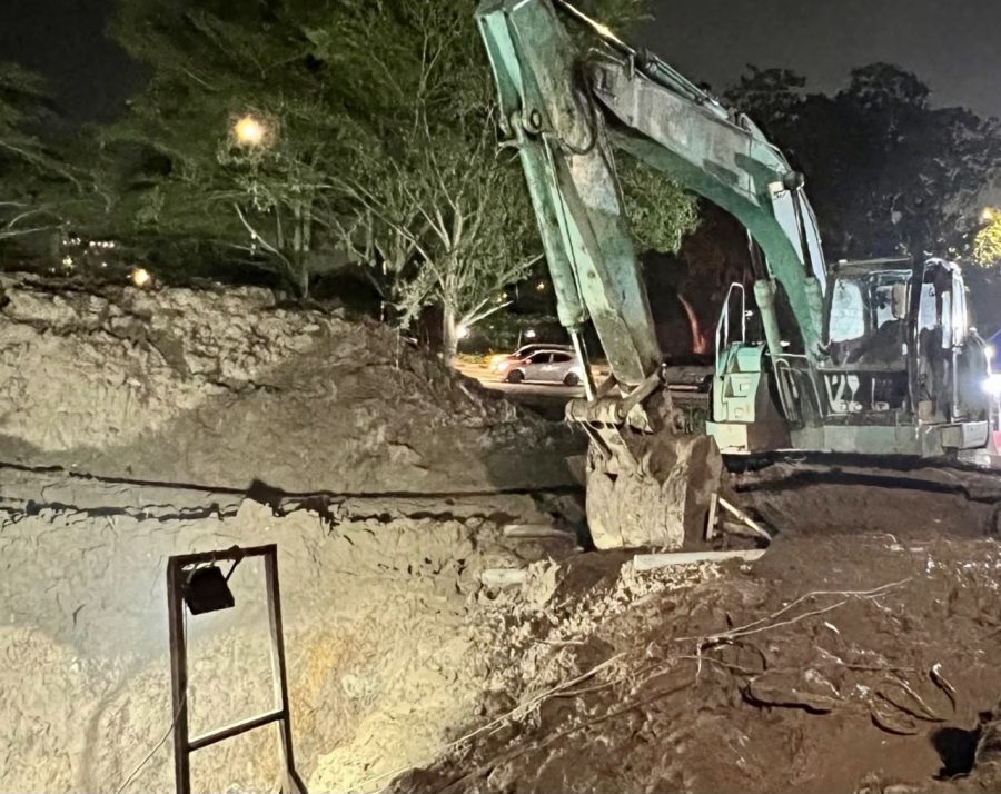 Petugas memperbaiki pipa transmisi air di kawasan Simpang Plamo menuju Kepri Mall, Batam.