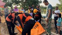 Tim SAR gabungan mengevakuasi korban balita yang hanyut di gorong-gorong Tanjung Sengkuang, Batam.