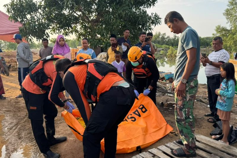Tim SAR gabungan mengevakuasi korban balita yang hanyut di gorong-gorong Tanjung Sengkuang, Batam.