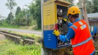 Gardu listrik tegangan tinggi PLN Batam di area publik jalanan kota.
