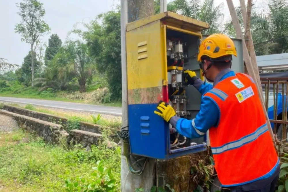 Gardu listrik tegangan tinggi PLN Batam di area publik jalanan kota.