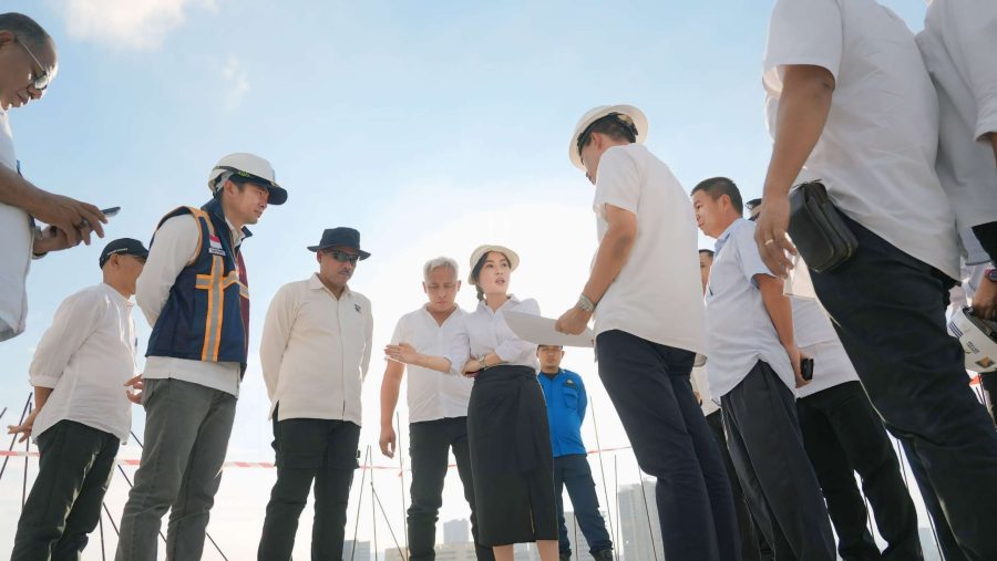 Kepala BP Batam Amsakar Achmad dan Wakil Kepala BP Batam Li Claudia Chandra dalam kegiatan pembangunan infrastruktur di Batam.