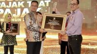 Wakil Ketua I DPRD Batam Aweng Kurniawan dalam acara penghargaan wajib pajak daerah.