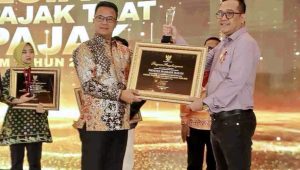 Wakil Ketua I DPRD Batam Aweng Kurniawan dalam acara penghargaan wajib pajak daerah.