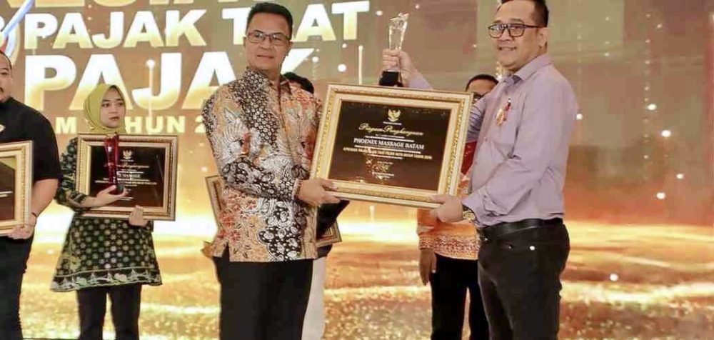 Wakil Ketua I DPRD Batam Aweng Kurniawan dalam acara penghargaan wajib pajak daerah.