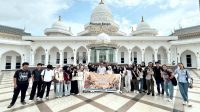 Mahasiswa Universitas Batam mengikuti penjelasan sejarah di Museum Raja Ali Haji Batam.