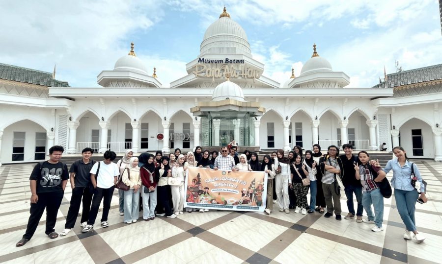 Mahasiswa Universitas Batam mengikuti penjelasan sejarah di Museum Raja Ali Haji Batam.