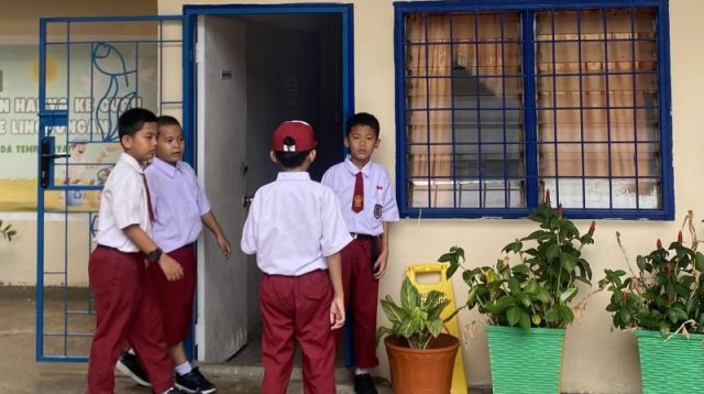 Proses pendaftaran siswa baru di Batam terkait program subsidi pendidikan bagi siswa kurang mampu.
