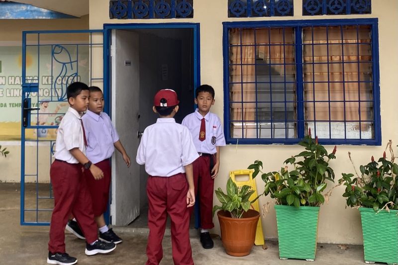 Proses pendaftaran siswa baru di Batam terkait program subsidi pendidikan bagi siswa kurang mampu.
