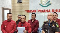Asisten Pidsus Kejati Kepri memberikan keterangan mengenai penambahan tersangka kasus dugaan korupsi kredit mikro BRI di Tanjungpinang.