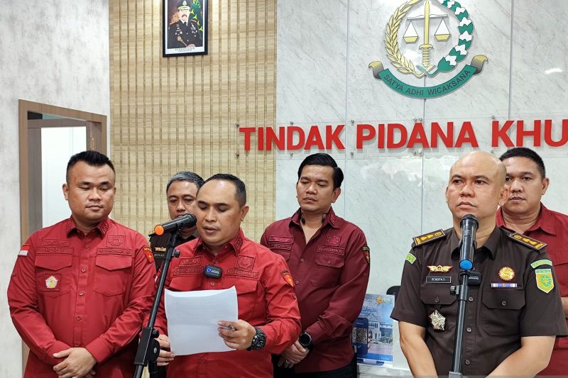 Asisten Pidsus Kejati Kepri memberikan keterangan mengenai penambahan tersangka kasus dugaan korupsi kredit mikro BRI di Tanjungpinang.