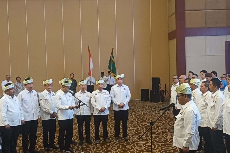 Gubernur Kepri Ansar Ahmad bersama pengurus Kadin Kepri periode 2026-2031 saat acara pengukuhan di Aula Wan Seri Beni, Tanjungpinang.