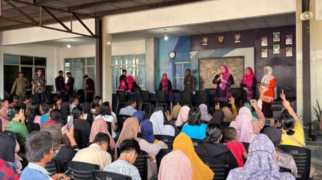 Petugas Disdukcapil Batam melayani warga mengurus dokumen kependudukan dalam program Gaspol di Kecamatan Sungai Beduk.