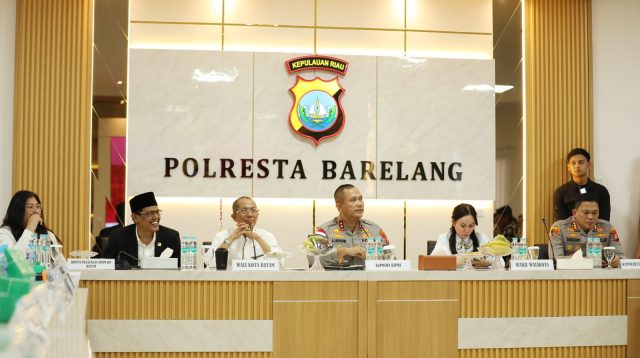 Pertemuan Pemko Batam, Polda Kepri, dan pelaku usaha besi tua membahas pemberantasan rayap besi.