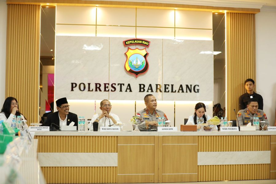 Pertemuan Pemko Batam, Polda Kepri, dan pelaku usaha besi tua membahas pemberantasan rayap besi.