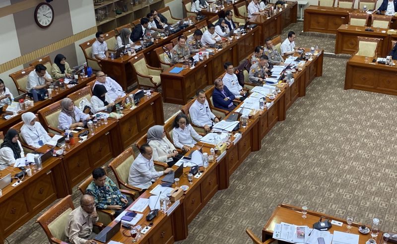 Rapat Panja RUU Polri di DPR membahas syarat pendidikan calon anggota kepolisian.