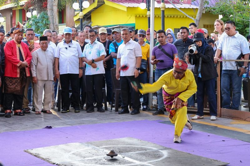 Atraksi permainan rakyat pada Penyengat Heritage 2026 di Pulau Penyengat.