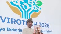 Miswanto menerima penghargaan Kalpataru Adya 2026 dari Menteri Lingkungan Hidup di Jakarta.