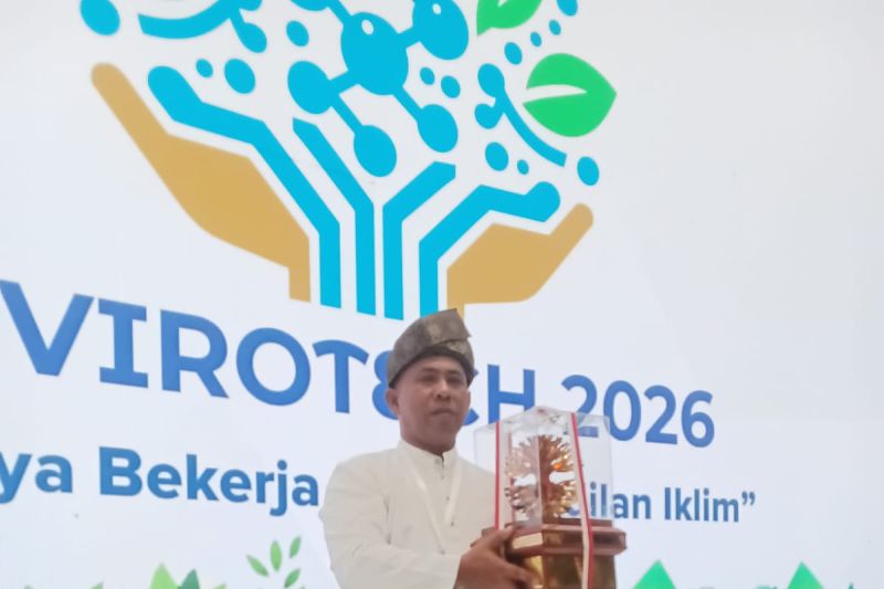 Miswanto menerima penghargaan Kalpataru Adya 2026 dari Menteri Lingkungan Hidup di Jakarta.
