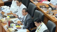 Menteri ESDM Bahlil Lahadalia saat rapat kerja dengan Komisi XII DPR RI membahas program kompor listrik dan pengurangan impor LPG.