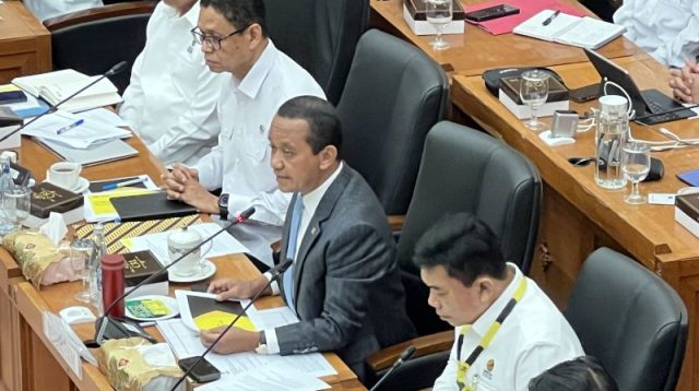 Menteri ESDM Bahlil Lahadalia saat rapat kerja dengan Komisi XII DPR RI membahas program kompor listrik dan pengurangan impor LPG.