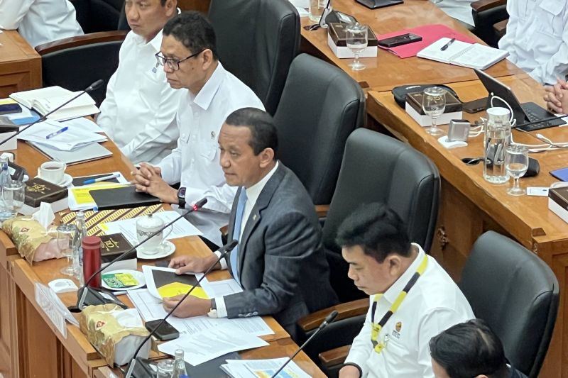 Menteri ESDM Bahlil Lahadalia saat rapat kerja dengan Komisi XII DPR RI membahas program kompor listrik dan pengurangan impor LPG.