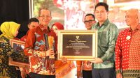 Wali Kota Batam menyerahkan penghargaan kepada wajib pajak pada Malam Apresiasi Wajib Pajak Kota Batam 2026.