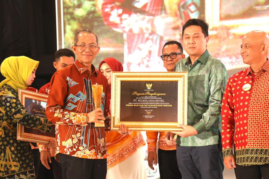 Wali Kota Batam menyerahkan penghargaan kepada wajib pajak pada Malam Apresiasi Wajib Pajak Kota Batam 2026.