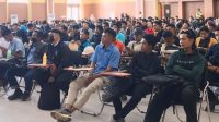 Pencari kerja mencari informasi lowongan pada kegiatan Job Fair di Kabupaten Bintan.
