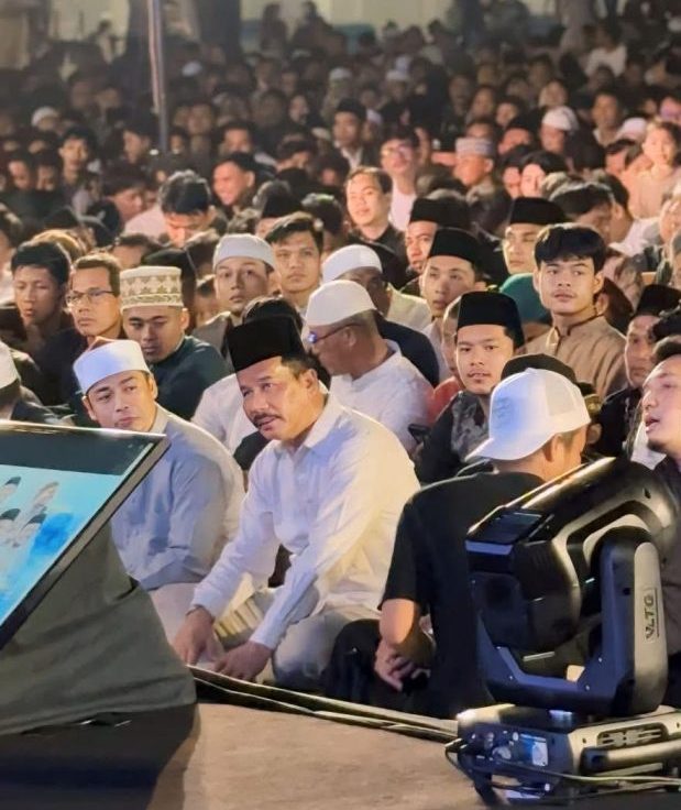 Ribuan jemaah menghadiri Tabligh Akbar Indahnya Merayakan Cinta yang menghadirkan Ustaz Abdul Somad, Ustaz Salim A. Fillah, Ustaz Lukmanul Hakim, dan Ari Untung di Masjid Agung Raja Hamidah, Batam, Sabtu (27/6/2026) malam.