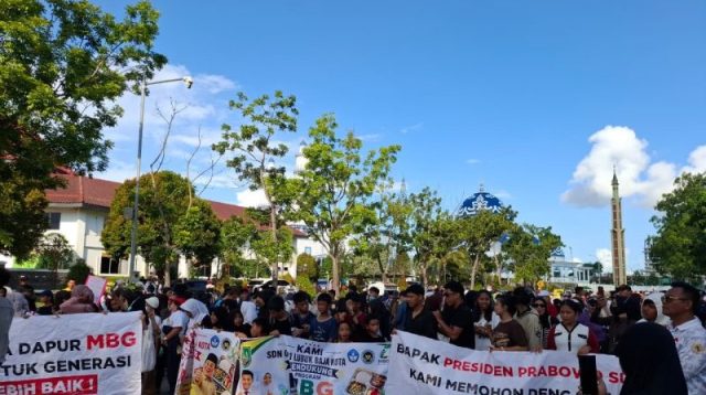 Siswa dan orang tua mengikuti pawai dukungan Program Makan Bergizi Gratis di Batam.
