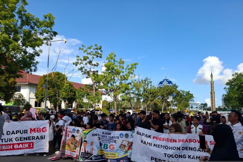 Siswa dan orang tua mengikuti pawai dukungan Program Makan Bergizi Gratis di Batam.