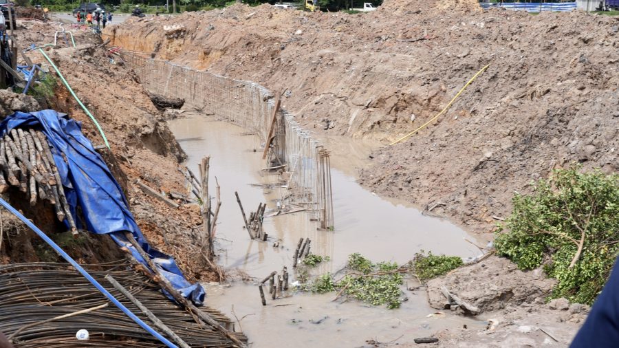 Petugas memperbaiki pipa transmisi air bersih yang bocor di Batam.