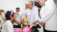 Wali Kota Batam Amsakar Achmad menjenguk bocah korban kekerasan di RSUD Embung Fatimah dan menjamin kelanjutan pendidikan korban.