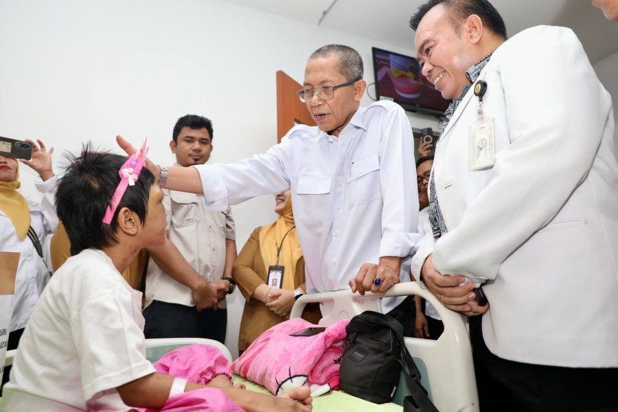 Wali Kota Batam Amsakar Achmad menjenguk bocah korban kekerasan di RSUD Embung Fatimah dan menjamin kelanjutan pendidikan korban.