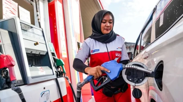 Petugas SPBU mengisi Pertamax pada kendaraan di Batam setelah penyesuaian harga BBM per 10 Juni 2026.