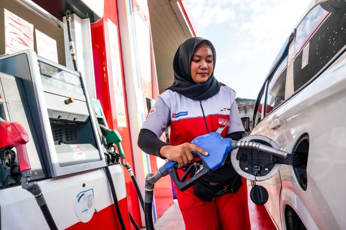 Petugas SPBU mengisi Pertamax pada kendaraan di Batam setelah penyesuaian harga BBM per 10 Juni 2026.