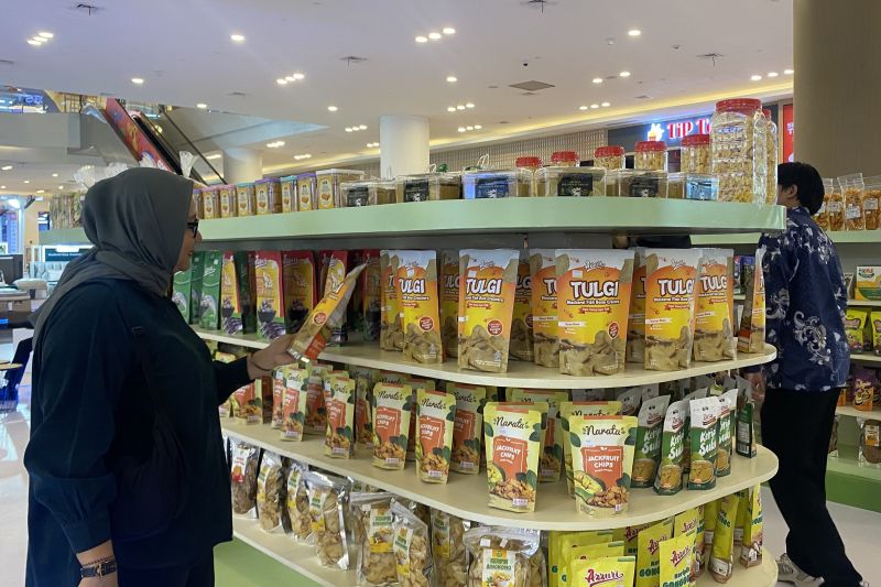 Aktivitas pelaku usaha mikro di Batam yang menjadi sasaran program dana bergulir pemerintah daerah.