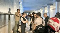 Li Claudia Chandra meninjau lokasi drainase yang kehilangan penutup besi di Terowongan Pelita Batam.