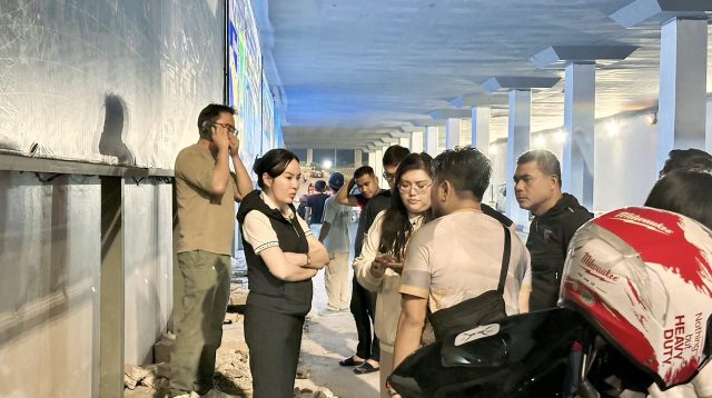 Li Claudia Chandra meninjau lokasi drainase yang kehilangan penutup besi di Terowongan Pelita Batam.